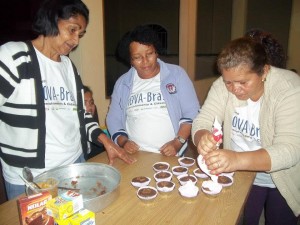 Educandas-do-Núcleo-Renascer-Belford-Roxo-confeccionando-Cupcakes