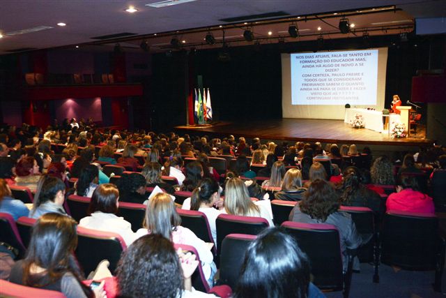Não é no silêncio que os homens se fazem, mas na palavra, no trabalho, na ação-reflexão. Paulo Freire The Degree Course in Pedagogy of Instituto de Ensino Superior Santo Antônio...