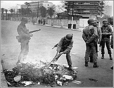 Chilean military burning books. Koen Wessing - Nederlands Fotomuseum.